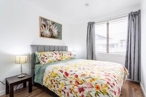 Tabla de planchar con plancha, wifi, ropa de cama