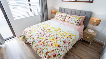 Tabla de planchar con plancha, wifi y ropa de cama