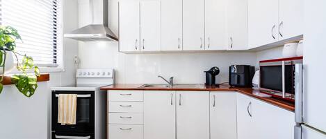 Kylskåp, mikrovågsugn, ugn och spishäll