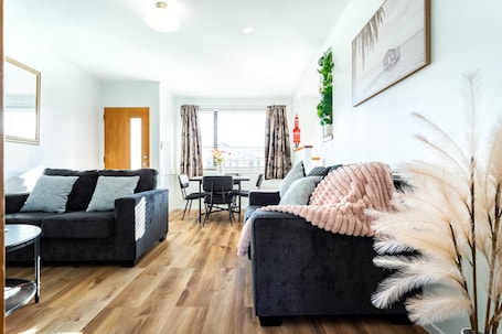 TV. Deluxe Two-Bedroom Family Apartment