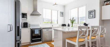 Køleskab, mikrobølgeovn, ovn, kogeplade