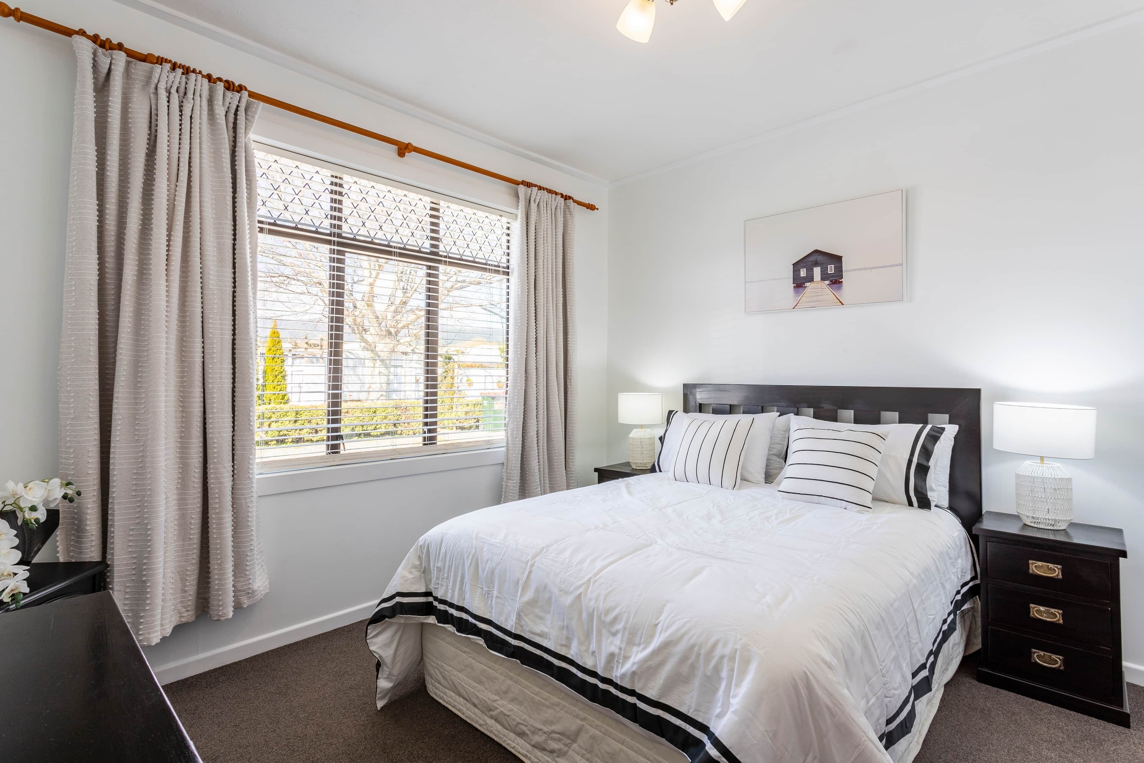 3 عدّة غرف نوم ومكواة/لوح كي وواي فاي وملاءات أسرّة