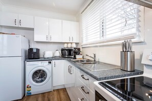 冷蔵庫、電子レンジ、オーブン、コンロ