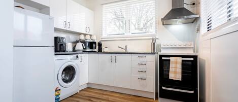 Køleskab, mikrobølgeovn, ovn, kogeplade