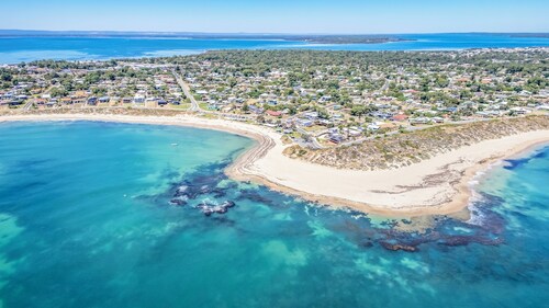 SouthCott Villa · Family-sized Villa - Ocean Views & 5 minute Walk to Beach