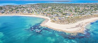 SouthCott Villa · Family-sized Villa - Ocean Views & 5 minute Walk to Beach