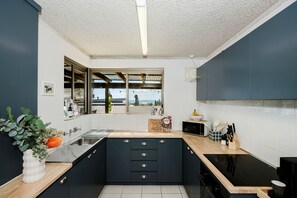 Refrigerador, microondas, horno, placa de cocina