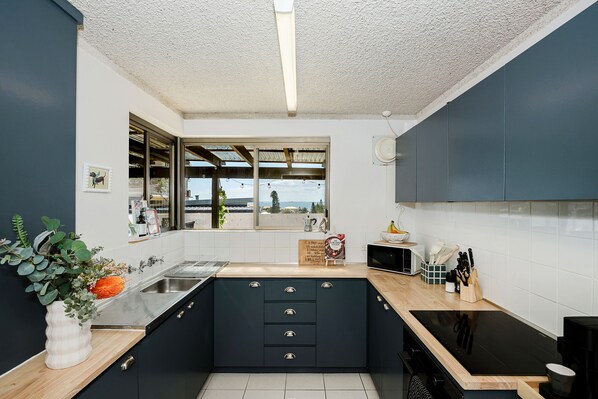 Een koelkast, een microgolfoven, een oven, een kookplaat