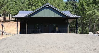 Cozy 2-bedroom cabin minutes from Spirit Mountain casino