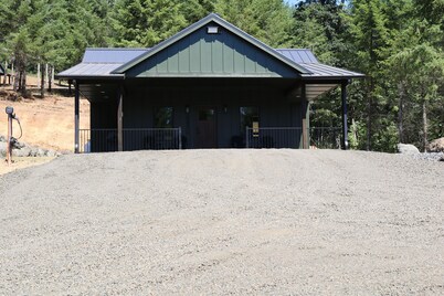 Cozy 2-bedroom cabin minutes from Spirit Mountain casino