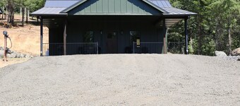 Cozy 2-bedroom cabin minutes from Spirit Mountain casino