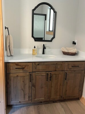 Douche, serviettes fournies, papier de toilette