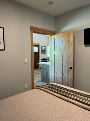 2 bedrooms, travel crib, free WiFi, bed sheets