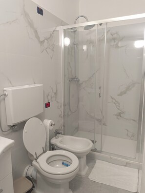Shower, hair dryer, bidet, towels - B&B Cavallotti (Venezia)