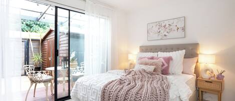 2 habitaciones, caja de seguridad en la habitación y escritorio