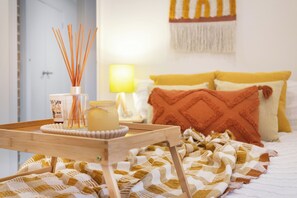 2 makuuhuonetta, tallelokero huoneessa, työpöytä, silitysrauta/-lauta