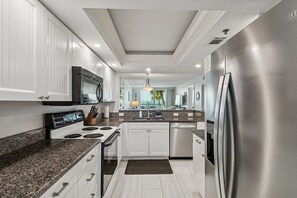 Kjøleskap, ovn, kokeplater og oppvaskmaskin