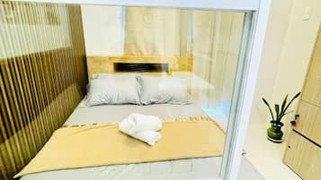 Comfort-Studio, Balkon, Gartenblick | Wohnbereich | 43-Zoll-Smart-TV mit Digitalempfang, Tischfußball