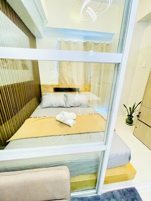 Estúdio conforto, sacada, vista para o jardim | Área de estar | Smart TV 43 polegadas com canais digitais, pebolim