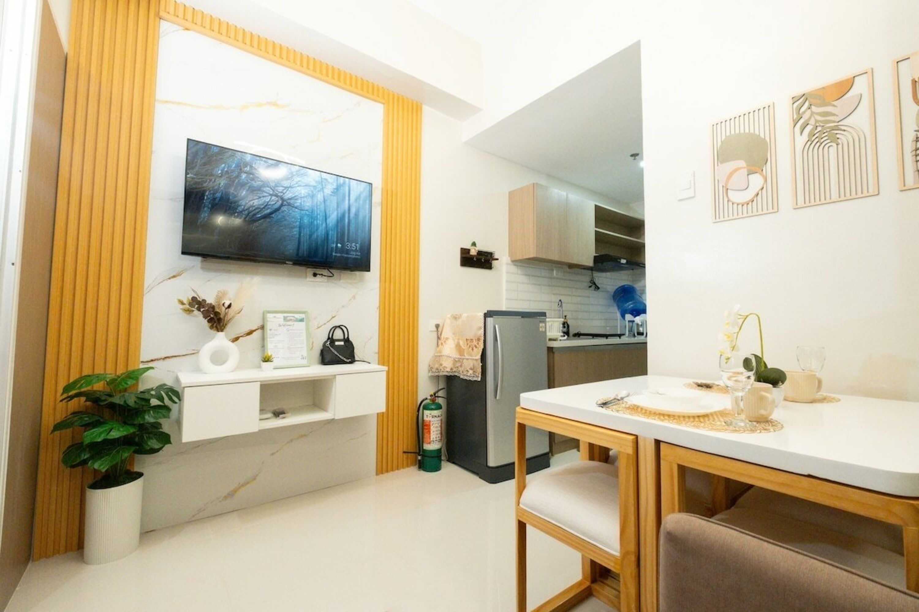 Comfort-Studio, Balkon, Gartenblick | Wohnbereich | 43-Zoll-Smart-TV mit Digitalempfang, Tischfußball