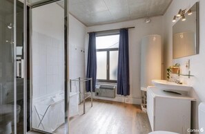 Douche, sèche-cheveux, serviettes fournies, papier toilette