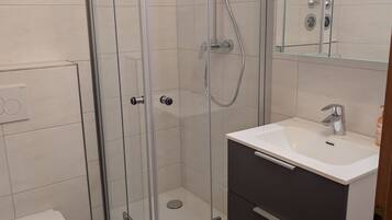 Dusj, hårføner og håndklær