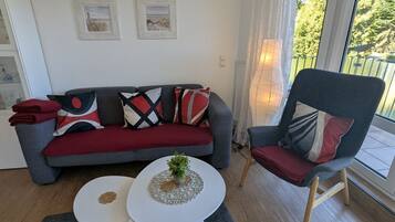 Fernseher, Tischtennisplatte, Stereoanlage