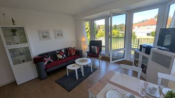 TV, table tennis, stereo