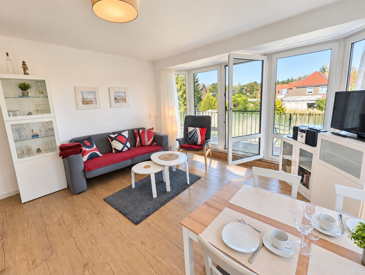 Een moderne woonkamer met een bank, salontafel en eethoek.