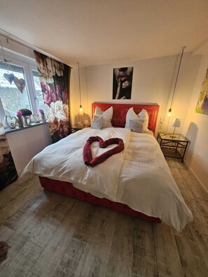 2 bedrooms, iron/ironing board, free WiFi, bed sheets