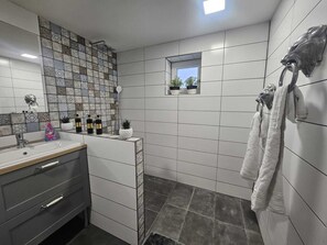 Ducha, secador de pelo, toallas, jabón