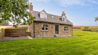 Tornahatnach - 19th Century Cosy Cottage in Aberdeenshire