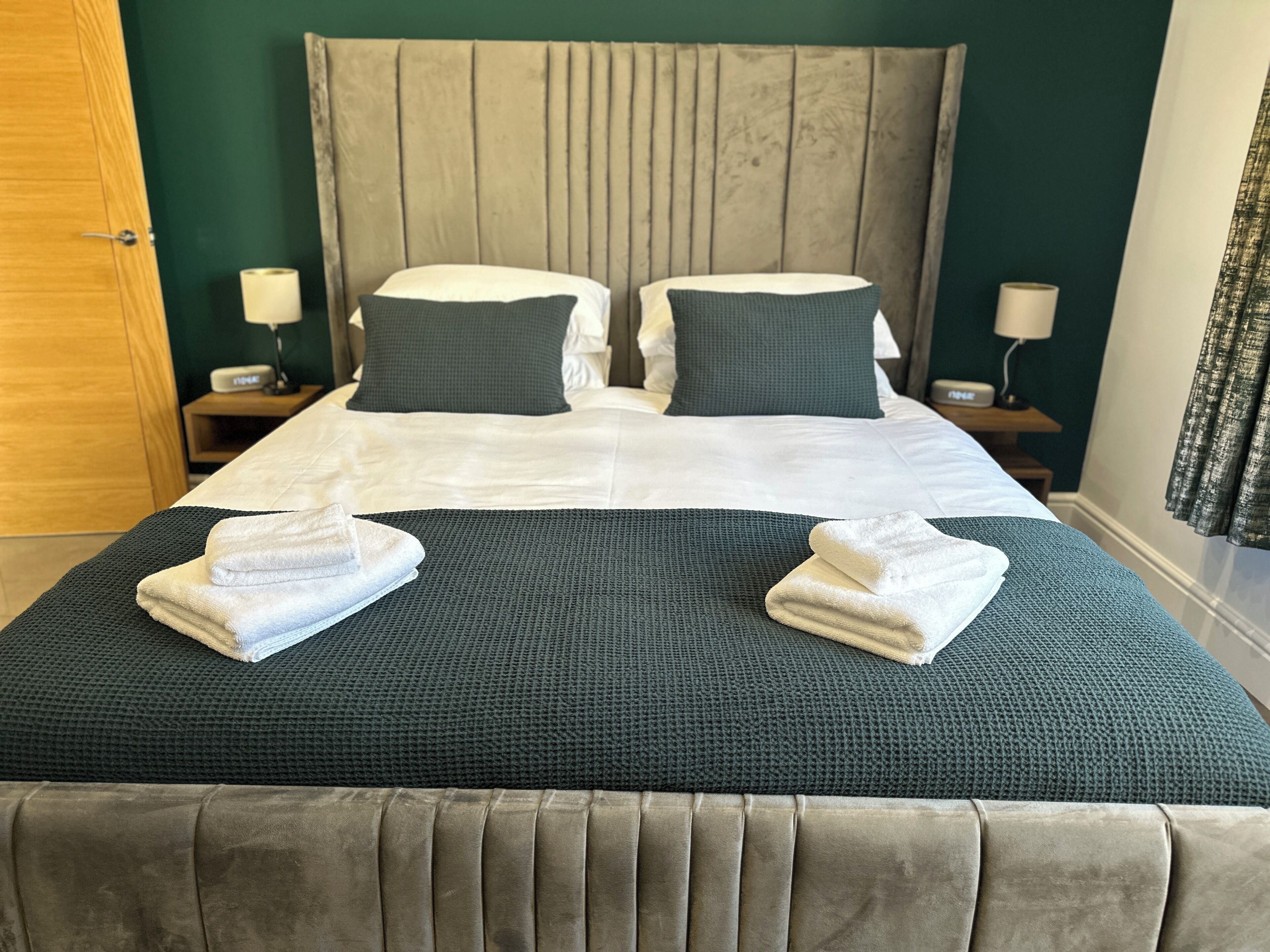 2 makuuhuonetta, tallelokero huoneessa, silitysrauta/-lauta