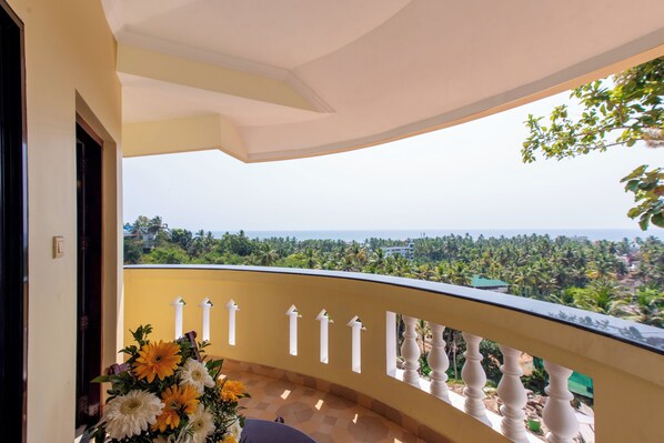 Habitación Deluxe doble, balcón, vistas al mar | Tabla de planchar con plancha y wifi gratis