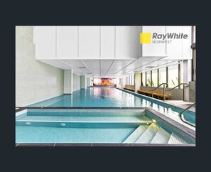 من حمّامات السباحة المغطاة