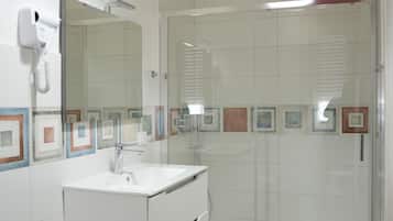 Classic-Dreibettzimmer, Nichtraucher | Badezimmer | Dusche, Haartrockner, Handtücher, Seife