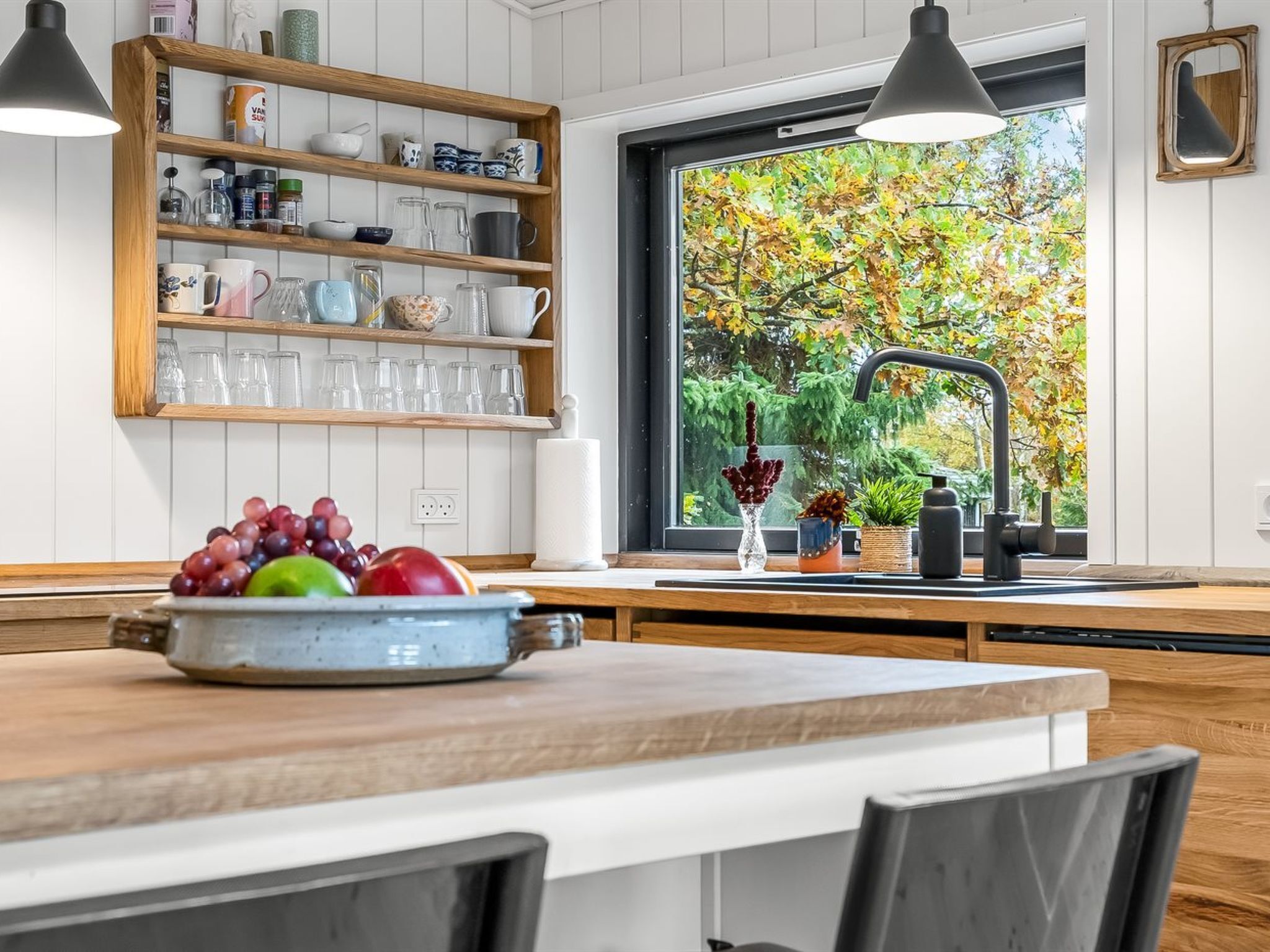 Kjøleskap, oppvaskmaskin og kjøkkenutstyr