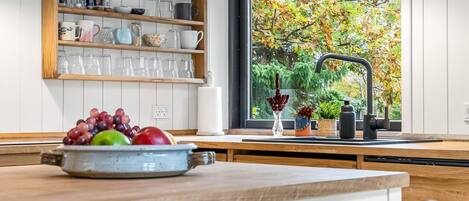 Kjøleskap, oppvaskmaskin og kjøkkenutstyr