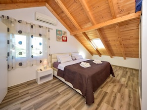 Travel cot, free WiFi