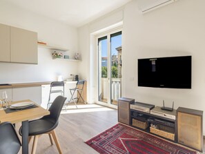 TV - Cosy apartment for 5 guests with A/C, WIFI, TV and balcony (Milan)