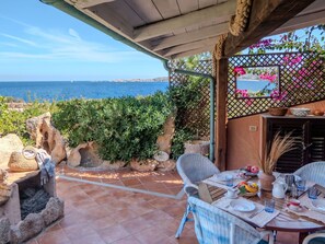 Outdoor dining - Cosy apartment for 6 guests with A/C, WIFI, pool, TV and patio (La Maddalena)