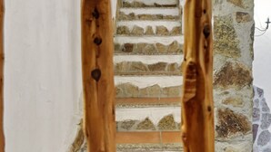 A staircase with stone walls and wooden railings. - Beautiful apartment for 6 people with pool, WIFI, A/C, TV and patio (La Maddalena)