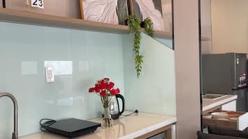 Standard Studio, 1 Queen Bed | Private kitchen | Fridge, eco-friendly cleaning products, paper towels