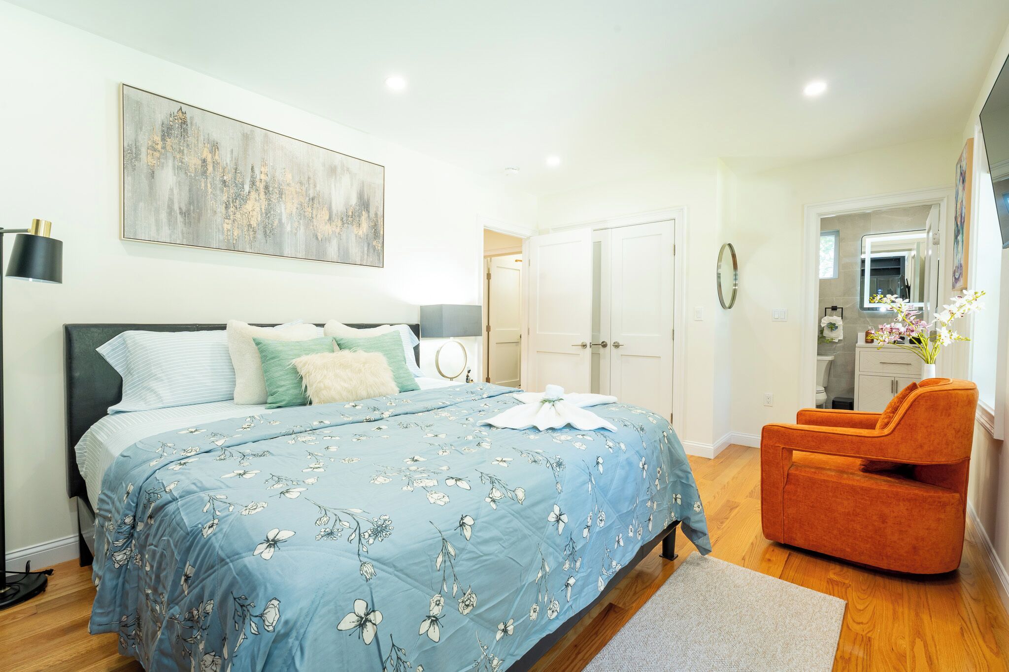 4 bedrooms, iron/ironing board, internet, bed sheets