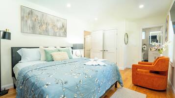 4 bedrooms, iron/ironing board, internet, bed sheets