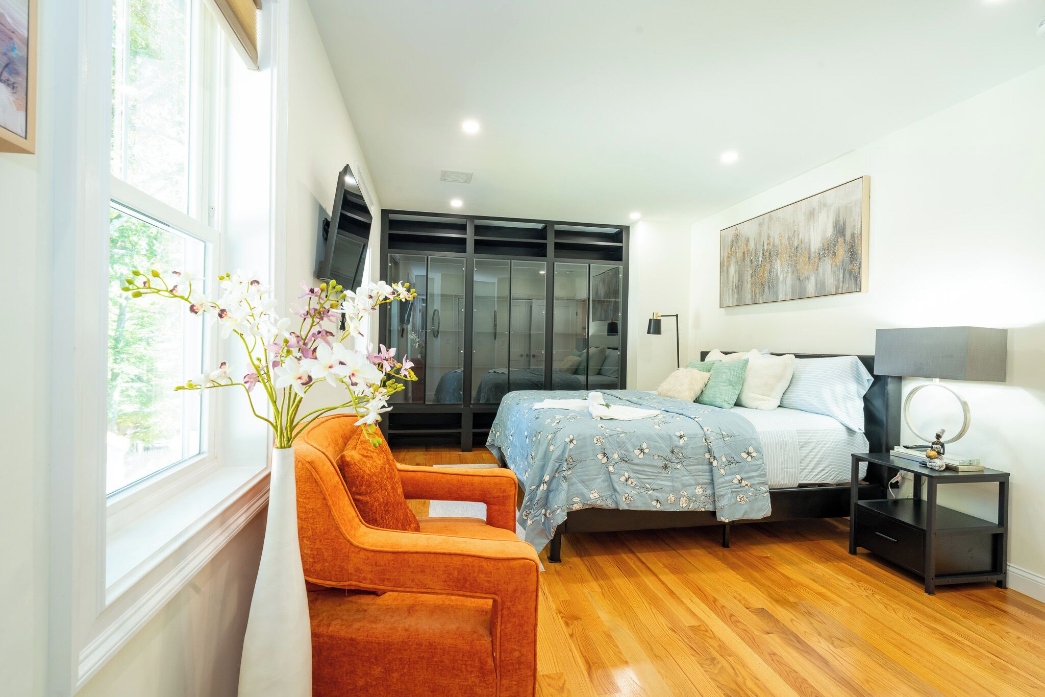 4 bedrooms, iron/ironing board, internet, bed sheets