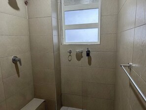 디럭스 더블룸, 시내 전망 | 욕실 | 샤워 시설, 슬리퍼, 타월, 비누