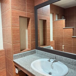 Dusche, Haartrockner, Handtücher