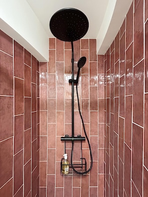 Haartrockner, Handtücher, Seife, Toilettenpapier