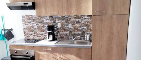 Een microgolfoven, een oven, een kookplaat